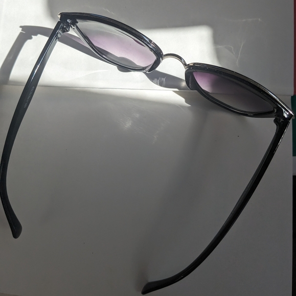 Stylish Sunglasses - Picture 2 of 5